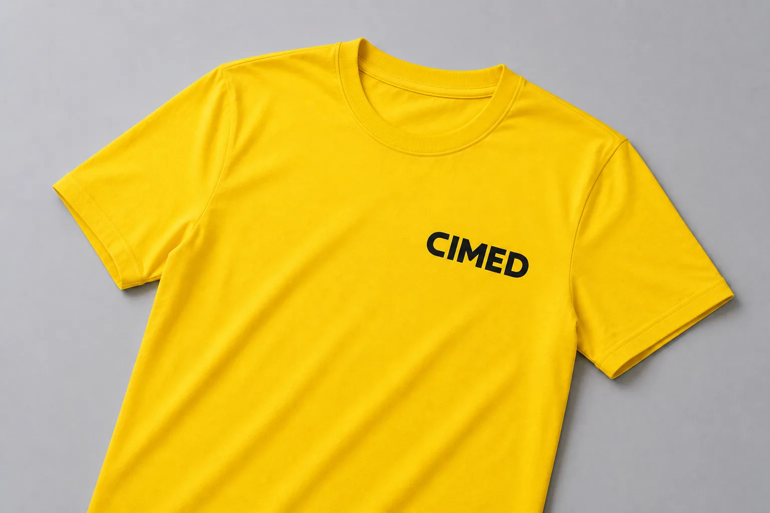 Camiseta corporativa amarela com logo Cimed estampado em DTF preto pela Exatek